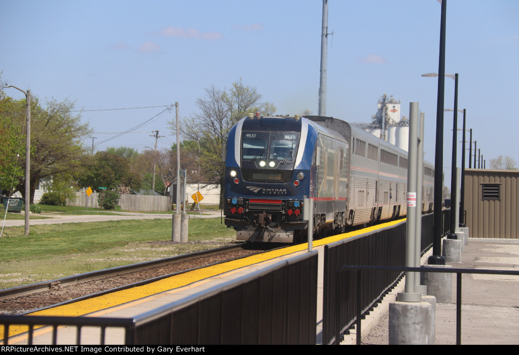 Amtrak/IDTX "Saluki" at Effingham, IL